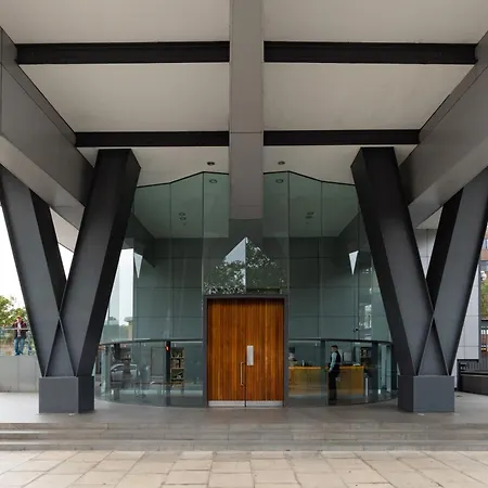 Modern, Luxury 2-bed With Private Balcony London