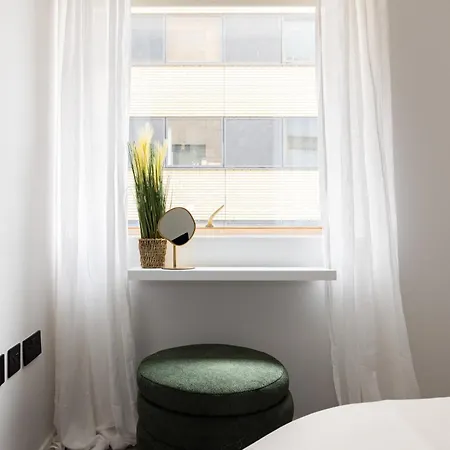 Apartment Modern, Luxury 2-bed With Private Balcony London