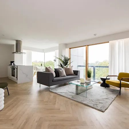 Modern, Luxury 2-bed With Private Balcony * London