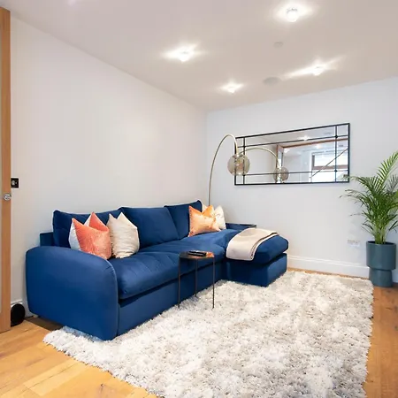 Apartment Soho Harmony Haven: Chic 2-bed, 2-bath Urban Retreat London
