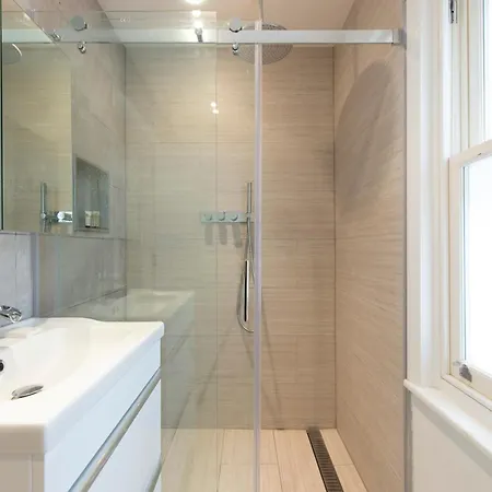 Soho Harmony Haven: Chic 2-bed, 2-bath Urban Retreat Apartment London
