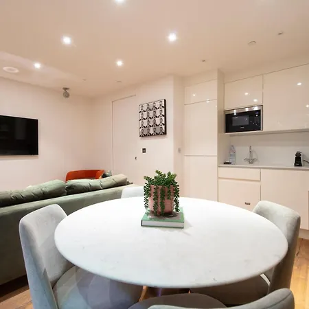 Soho Harmony Haven: Chic 2-bed, 2-bath Urban Retreat *