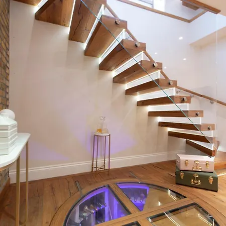 Apartment Soho Harmony Haven: Chic 2-bed, 2-bath Urban Retreat London