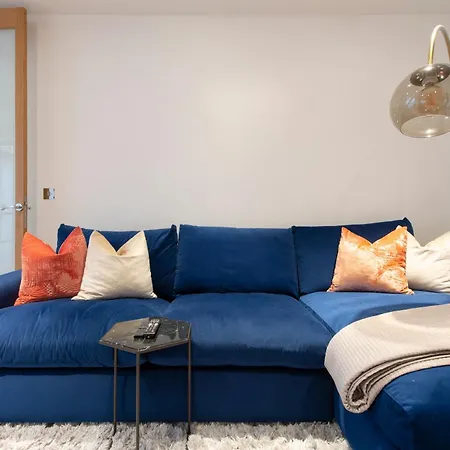 Soho Harmony Haven: Chic 2-bed, 2-bath Urban Retreat London