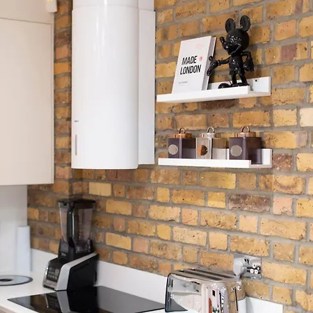 Soho Harmony Haven: Chic 2-bed, 2-bath Urban Retreat London