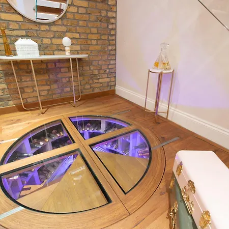 Soho Harmony Haven: Chic 2-bed, 2-bath Urban Retreat Apartment