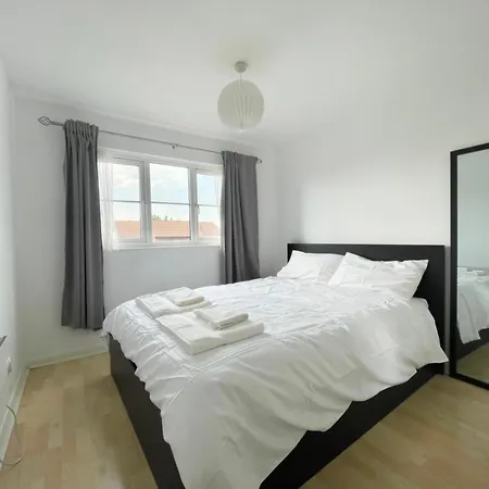 Colliers Wood 1 Bed South London Short Apartment