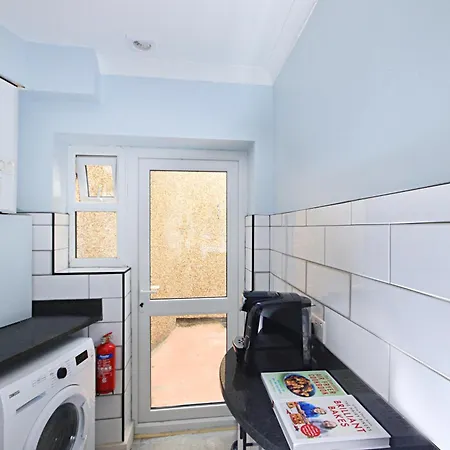 Apartment Rayan Heights Cosy 1 Bedroom Flat Sleeps 2 Perfect For Contractors Tourists Families - Free Parking London