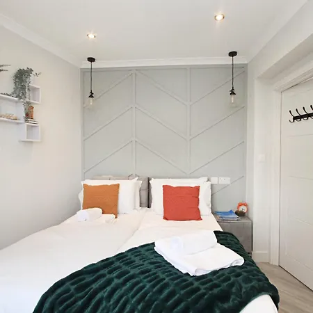 Rayan Heights Cosy 1 Bedroom Flat Sleeps 2 Perfect For Contractors Tourists Families - Free Parking * London