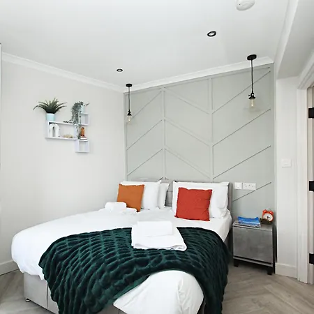 Rayan Heights Cosy 1 Bedroom Flat Sleeps 2 Perfect For Contractors Tourists Families - Free Parking