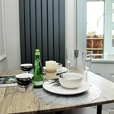 Rayan Heights Cosy 1 Bedroom Flat Sleeps 2 Perfect For Contractors Tourists Families - Free Parking * London