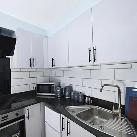 Rayan Heights Cosy 1 Bedroom Flat Sleeps 2 Perfect For Contractors Tourists Families - Free Parking