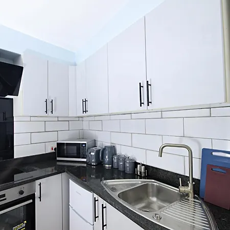 Rayan Heights Cosy 1 Bedroom Flat Sleeps 2 Perfect For Contractors Tourists Families - Free Parking Apartment