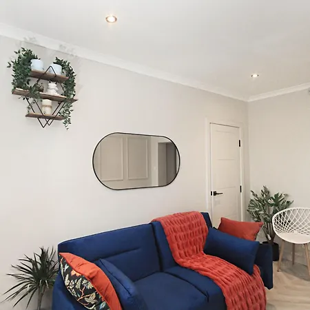 Rayan Heights Cosy 1 Bedroom Flat Sleeps 2 Perfect For Contractors Tourists Families - Free Parking *