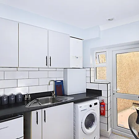 Rayan Heights Cosy 1 Bedroom Flat Sleeps 2 Perfect For Contractors Tourists Families - Free Parking Apartment