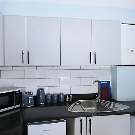 Rayan Heights Cosy 1 Bedroom Flat Sleeps 2 Perfect For Contractors Tourists Families - Free Parking Apartment