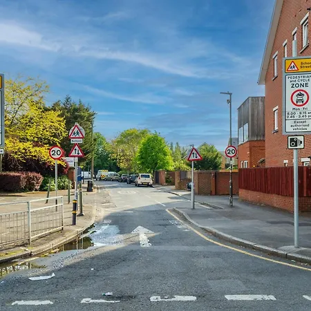 Modern 2 Bedroom In Mitcham, London Mitcham