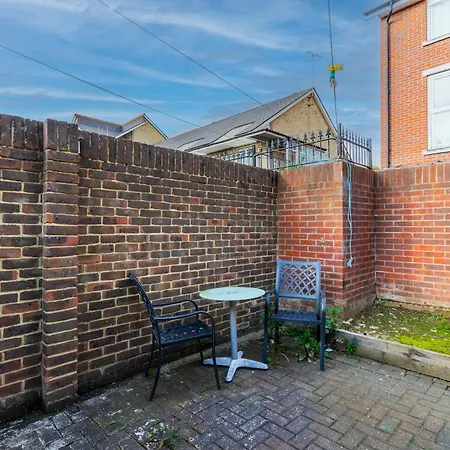 Modern 2 Bedroom In Mitcham, London *