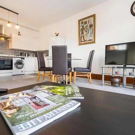 Modern 2 Bedroom In Mitcham, London
