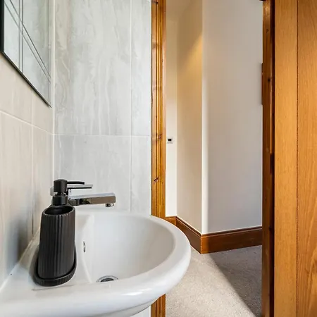 Modern 2 Bedroom In Mitcham, London *