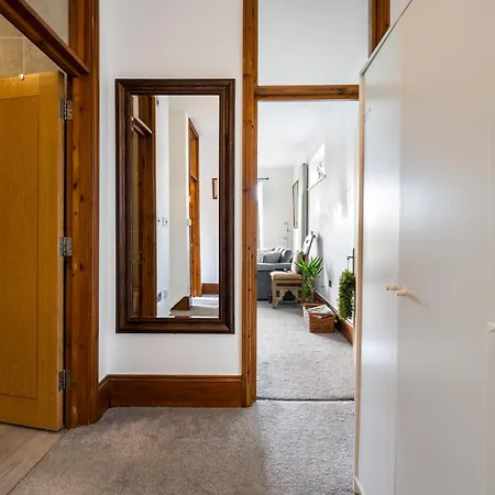 Modern 2 Bedroom In Mitcham, London Apartament