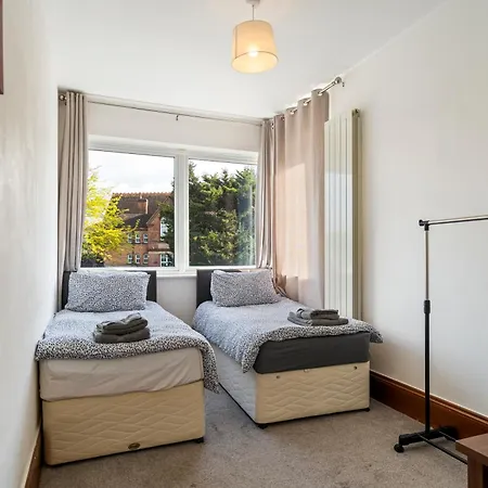 Modern 2 Bedroom In Mitcham, London