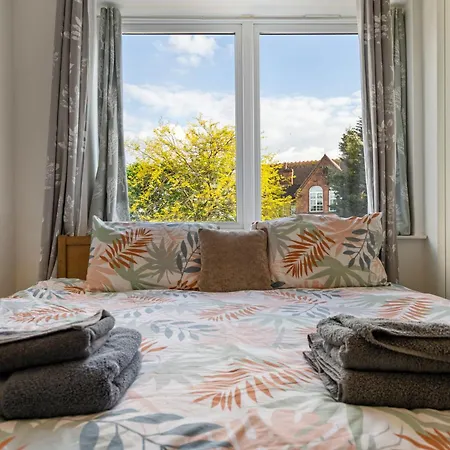 Modern 2 Bedroom In Mitcham, London