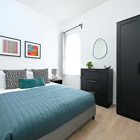 Bright & Large 3 Bed Flat In *