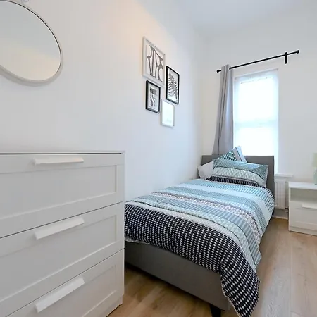 Bright & Large 3 Bed Flat In