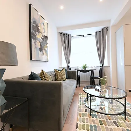 Bright & Large 3 Bed Flat In