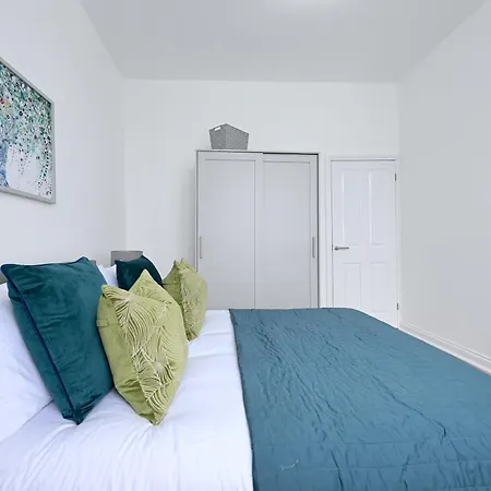 Bright & Large 3 Bed Flat In *