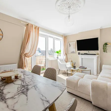 Match Point Flat: 2-bed Flat By Wimbledon Tennis Club * London