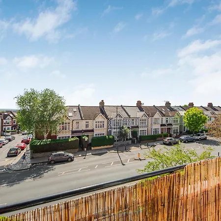 Match Point Flat: 2-bed Flat By Wimbledon Tennis Club Apartment London