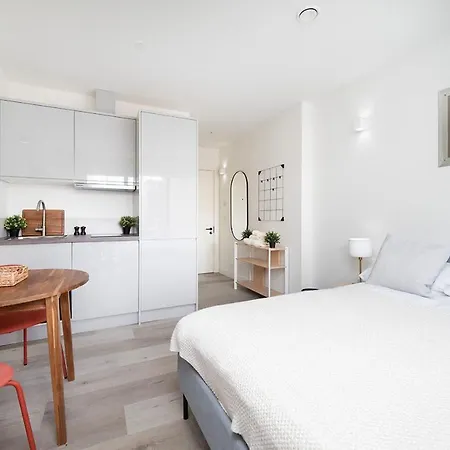 Destination At 190 Northolt Road In * Harrow