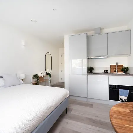 Destination At 190 Northolt Road In *