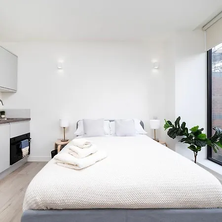 Destination At 190 Northolt Road In * Harrow