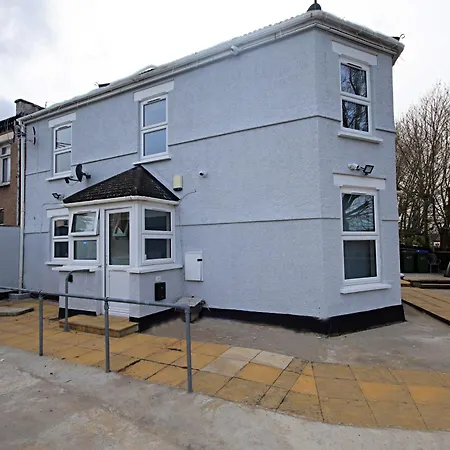 Rayan Heights Cosy 1 Bedroom Flat Sleeps 2 Perfect For Contractors Tourists Families - Free Parking Apartment *