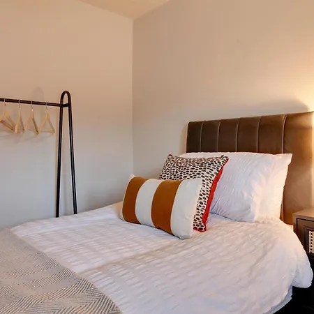 Apartment Ann's Place - 2 Bed House - Free Parking & Garden