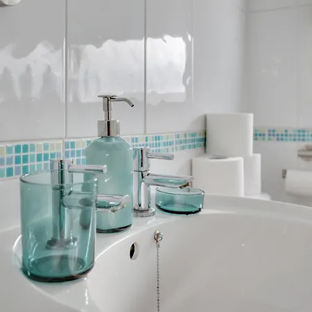 Ann's Place - 2 Bed House - Free Parking & Garden Apartment *