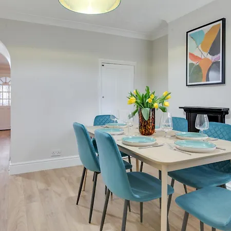 Ann's Place - 2 Bed House - Free Parking & Garden *