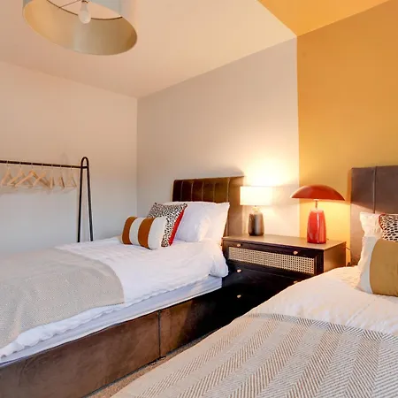 Ann's Place - 2 Bed House - Free Parking & Garden