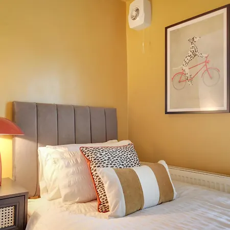 Ann's Place - 2 Bed House - Free Parking & Garden Apartment *