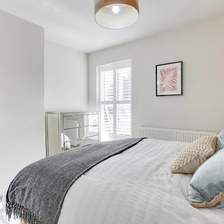 Ann's Place - 2 Bed House - Free Parking & Garden Apartment Romford