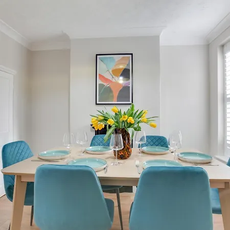 Ann's Place - 2 Bed House - Free Parking & Garden Romford