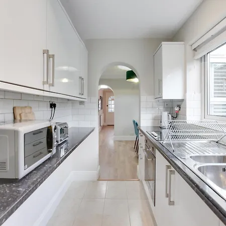 Apartment Ann's Place - 2 Bed House - Free Parking & Garden