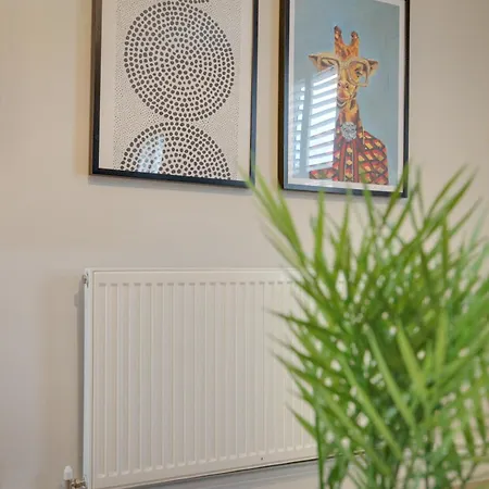 Ann's Place - 2 Bed House - Free Parking & Garden Apartment *