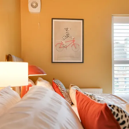 Ann's Place - 2 Bed House - Free Parking & Garden Apartment *