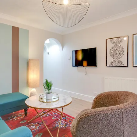Ann's Place - 2 Bed House - Free Parking & Garden Apartment Romford