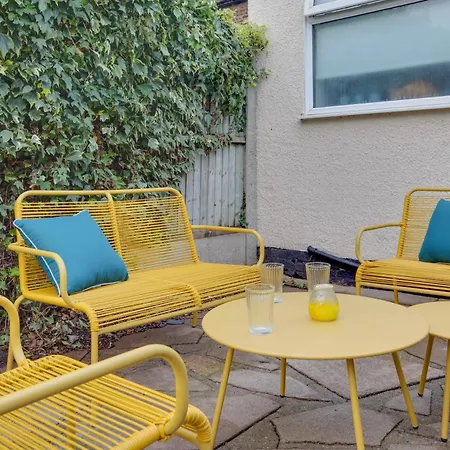 Ann's Place - 2 Bed House - Free Parking & Garden Romford