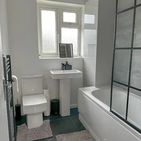 Comfortable In 3 Bed House London